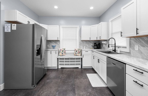 Davenport House | Beautiful 1923 Craftsman 5 Min to DT Garage 6Beds!