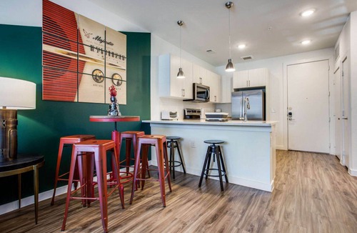 Riverside Apartment | Beautiful 1BR in Riverside 7938