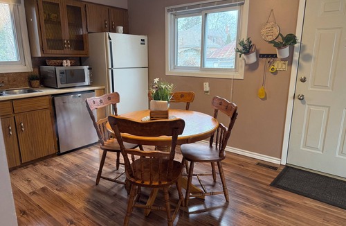 Chatham-Kent House | Beautiful 2 bed Cottage Style Single Lvel Near Downtown Chatham
