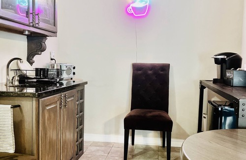 Buchanan Apartment | Beautiful 2-bed Garden Lake Apartment, w/Hot Tub, BBQ, Boat, Parking, Buchanan