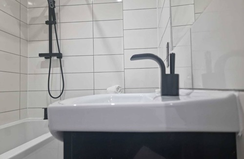 South Benfleet Apartment | Beautiful 2-Bedroom Apartment with Parking