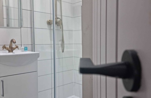 South Benfleet Apartment | Beautiful 2-Bedroom Apartment with Parking