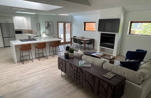 Pico House | Beautiful 2 Bedroom Home in Santa Monica