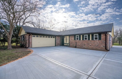Brazoria House | Beautiful 2-bedroom/3 full baths on the tranquil San Bernard River in Brazoria