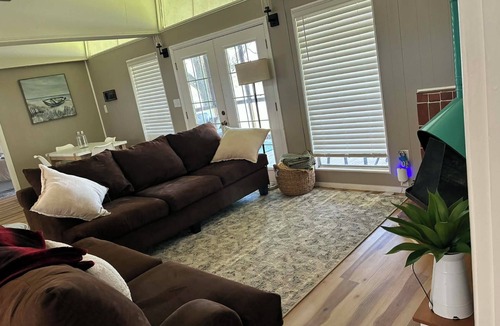 Alvarado House | Beautiful 2-bedroom house with AC in charming Alvarado Lake House