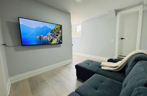 Etobicoke Apartment | Beautiful 2 Bedroom Suite, Full Kitchen and Bathroom