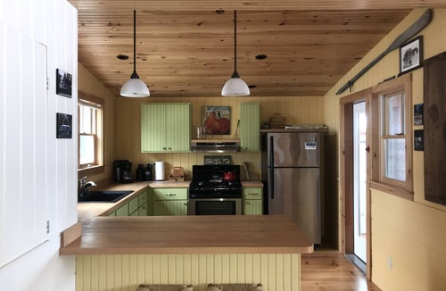 North Ferrisburgh Cottage | Beautiful 2 Bedroom, 2 Bathroom Lakefront/Bayfront Cottage on Lake Champlain