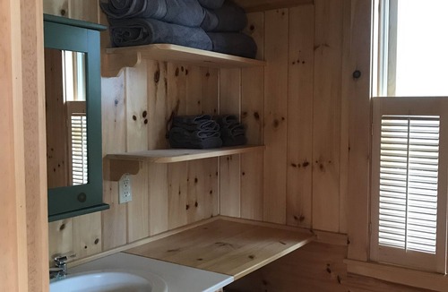 North Ferrisburgh Cottage | Beautiful 2 Bedroom, 2 Bathroom Lakefront/Bayfront Cottage on Lake Champlain