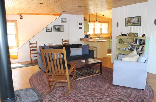 North Ferrisburgh Cottage | Beautiful 2 Bedroom, 2 Bathroom Lakefront/Bayfront Cottage on Lake Champlain