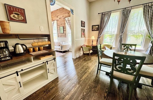 Livingston Cottage | Beautiful 2-bedroom Victorian cottage for 6 near lake, casino, and downtown!