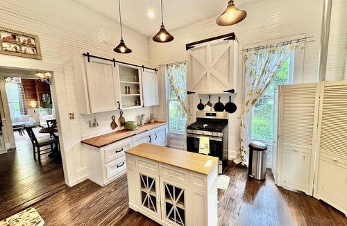 Livingston Cottage | Beautiful 2-bedroom Victorian cottage for 6 near lake, casino, and downtown!
