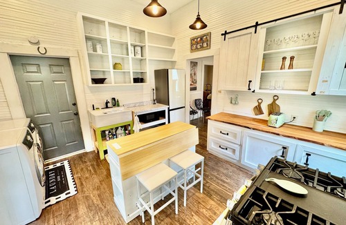 Livingston Cottage | Beautiful 2-bedroom Victorian cottage for 6 near lake, casino, and downtown!