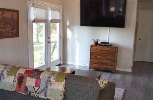 Coe Hill Cottage | Beautiful 2 Bedroom Waterfront Cottage