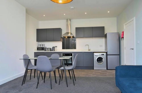 Salford Apartment | Beautiful 2-BR Flat in Manchester with Parking