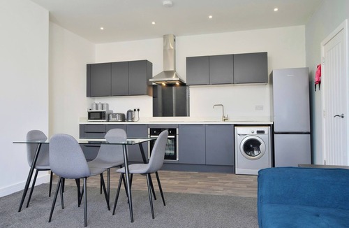 Salford Apartment | Beautiful 2-BR Flat in Manchester with Parking