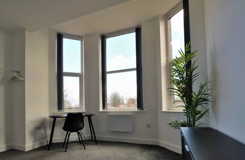 Salford Apartment | Beautiful 2-BR Flat in Manchester with Parking