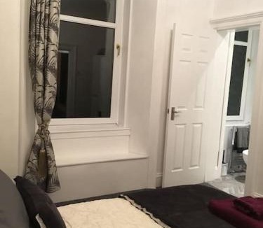 Port Glasgow Apartment | Beautiful 2 double bedrooms, 2 baths apartment