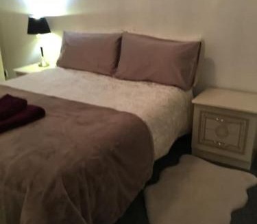 Port Glasgow Apartment | Beautiful 2 double bedrooms, 2 baths apartment