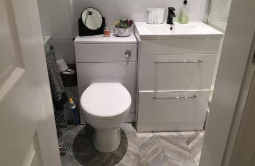 Port Glasgow Apartment | Beautiful 2 double bedrooms, 2 baths apartment