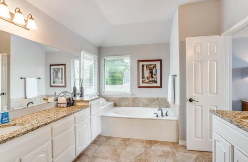 Allen House | Beautiful+2-StoryHome+1GIG-WiFi+Kitchen+Self/ck-in