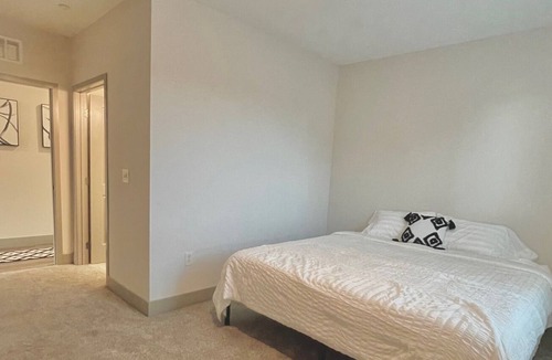 Chatham-Arch Apartment | Beautiful 2BR city view loft