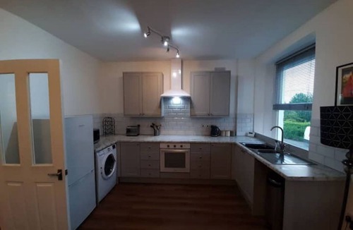 Weston-super-Mare Apartment | Beautiful 2BR Home close to Beachfront