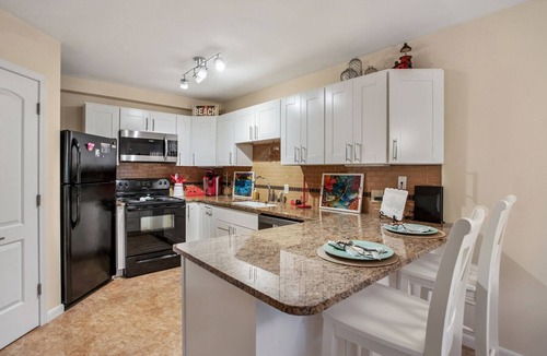 Hilton Head Island Condo | Beautiful 2BR/2Bath Unit - 1.5 Blocks from the Beach