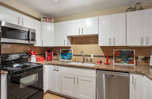 Hilton Head Island Condo | Beautiful 2BR/2Bath Unit - 1.5 Blocks from the Beach