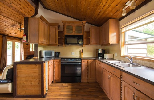 Minden Cottage | Beautiful 3 Bdrm + Bunkie waterfront cottage near Gull Lake