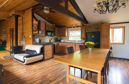 Minden Cottage | Beautiful 3 Bdrm + Bunkie waterfront cottage near Gull Lake