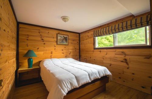 Minden House | Beautiful 3 Bdrm + Bunkie Waterfront Cottage Near Gull Lake