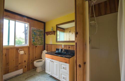 Minden House | Beautiful 3 Bdrm + Bunkie Waterfront Cottage Near Gull Lake