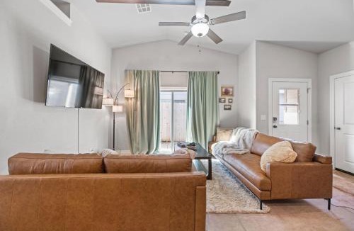 Wichita House | Beautiful 3 bed 2 bath property with 2 car garage
