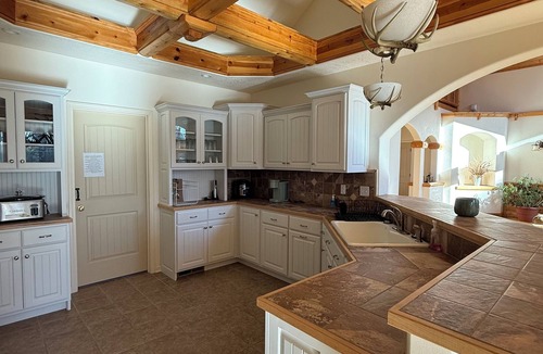 Eminence House | Beautiful 3 bed, 3.5 bath at Cedar Stone in Eminence MO. Sleeps up to 16 guests.