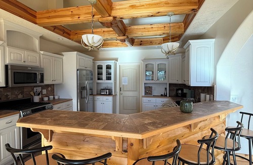 Eminence House | Beautiful 3 bed, 3.5 bath at Cedar Stone in Eminence MO. Sleeps up to 16 guests.