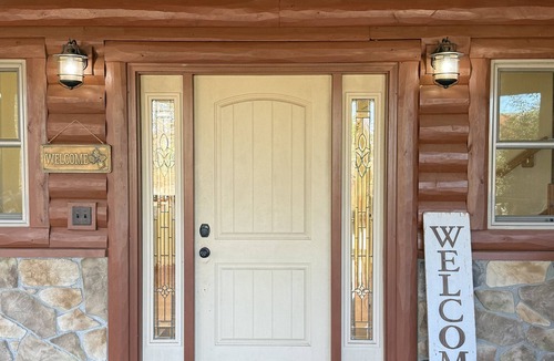 Eminence House | Beautiful 3 bed, 3.5 bath at Cedar Stone in Eminence MO. Sleeps up to 16 guests.