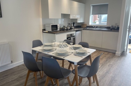Derby House | Beautiful 3-Bed House in Derby with Parking