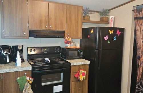 Madisonville House | Beautiful 3-bedroom mobile home with AC in Madisonville