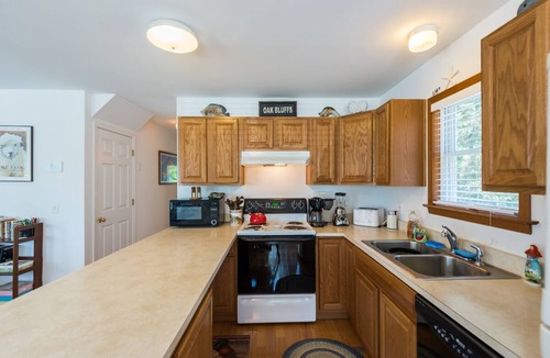 Oak Bluffs House | Beautiful 3 bedroom 2 bath Home/Close to Town & Beach