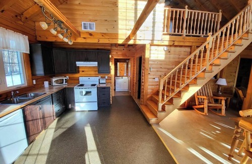 North Frontenac Cabin | Beautiful 3 Bedroom Loft Cabin