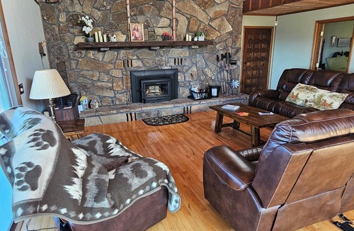 Tecumseh House | Beautiful 3-bedroom house with AC in delightful Tecumseh