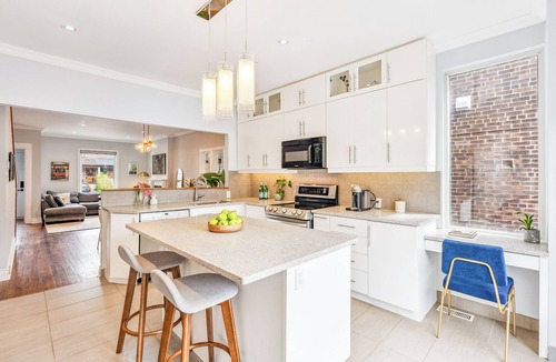 The Beaches House | Beautiful 3 Bedroom Spacious Home in the Beaches w/Parking