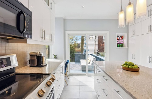 The Beaches House | Beautiful 3 Bedroom Spacious Home in the Beaches w/Parking