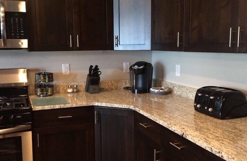 Hyrum House | Beautiful 3 Bedroom Townhouse, 10 Mins to Logan.