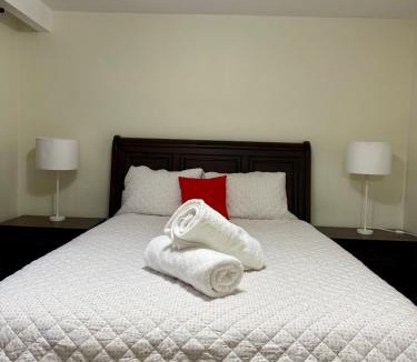 Etobicoke House | Beautiful 3 Bedrooms Guesthouse