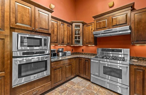 Colchester House | Beautiful 3 BR Cedar Ranch Home with Awesome Master and Cooks Kitchen