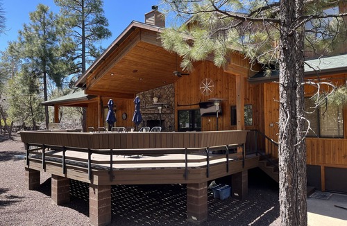Pinetop-Lakeside House | Beautiful 3134 sq ft cabin on 1.3 acres, hot tub, fireplace, huge deck