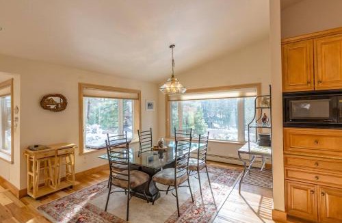 Round Hill Village House | Beautiful 3500sf Lake Tahoe Home W/Open Layout