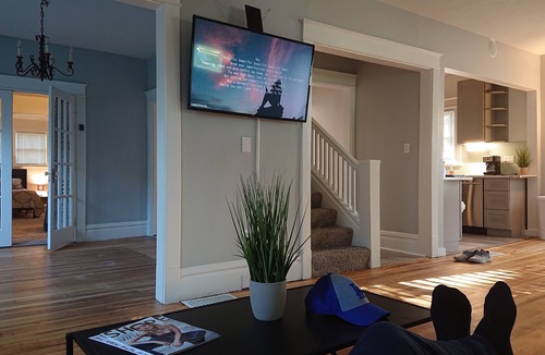 Northeast South Bend House | BEAUTIFUL 3bd 2br/BLOCKS AWAY FROM NOTRE DAME/EDDY ST