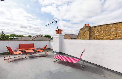 Parsons Green and Walham Apartment | Beautiful 3BD Home with Rooftop Terrace, Fulham
